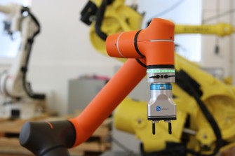 HENNLICH 2024 07 29 HENNLICH posiluje integraci kobotů s uchopovači OnRobot