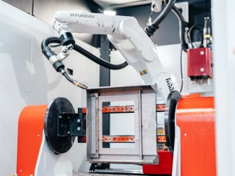 HENNLICH 3 2024 11 11 HENNLICH nově dodává mobilní robotický dvoustaniční svařovací box 3